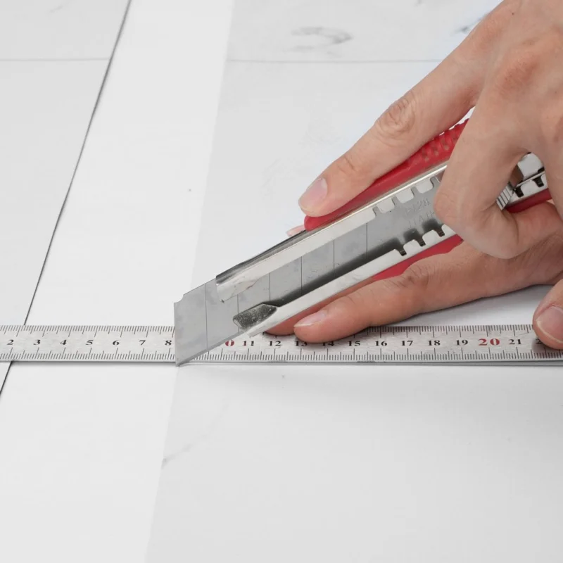 Akció Öntapadós vinil csempe 390 x 23,6 hüvelyk, 1,5 mm vastagságú, hámozható és ragasztható, fehér márvány textúra, barkácsoláshoz használható padlóburkolat konyhába, étkezőbe, hálószobába és fürdőszobába, otthona egyszerű díszítése